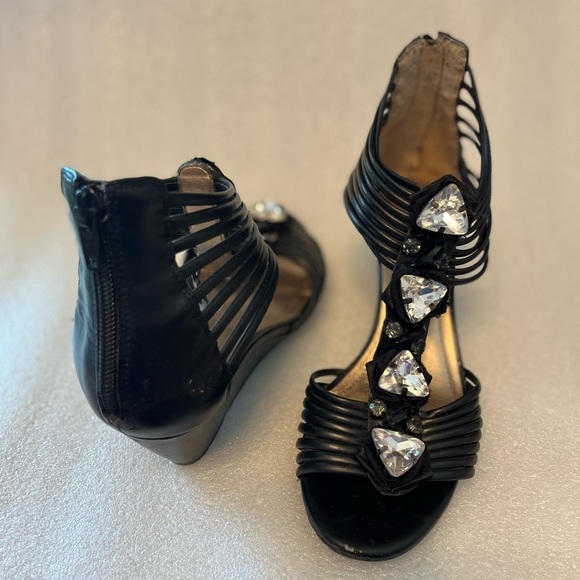 T-strap short heeled sandals - Picture 2 of 8